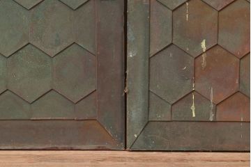 和製アンティーク　激レア!亀甲模様の銅板が付いた珍しいつくりの引き戸2枚セット(建具、蔵戸、ドア、扉)(R-048110)