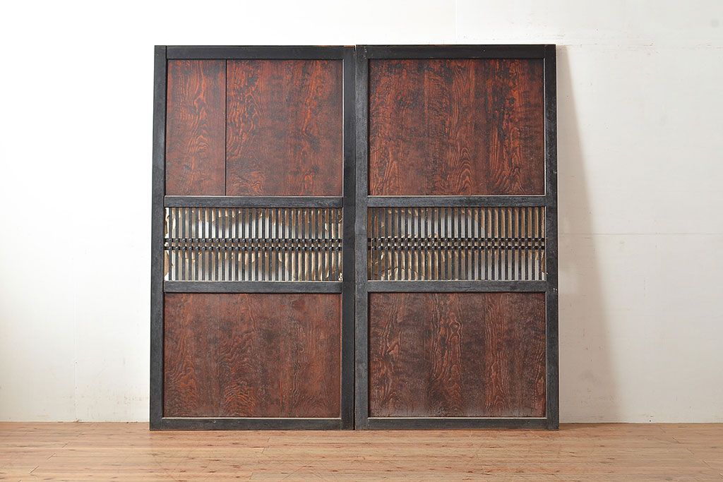 アンティーク建具　明治期　独特な木目と趣のある古い風合いが魅力的な格子帯戸2枚セット(引き戸、建具)(R-048116)