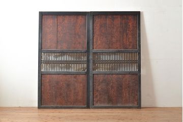 アンティーク建具　明治期　独特な木目と趣のある古い風合いが魅力的な格子帯戸2枚セット(引き戸、建具)(R-048116)