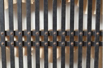 アンティーク建具　明治期　独特な木目と趣のある古い風合いが魅力的な格子帯戸2枚セット(引き戸、建具)(R-048116)