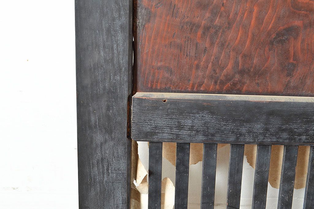 アンティーク建具　明治期　独特な木目と趣のある古い風合いが魅力的な格子帯戸2枚セット(引き戸、建具)(R-048116)