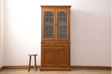 中古美品　三越　Brugge　VE262　優雅なステンドグラスが魅力的なブルージュシリーズのキャビネット(定価約31万円)(食器棚、カップボード、収納棚)(R-048128)