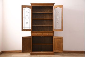 中古美品　三越　Brugge　VE262　優雅なステンドグラスが魅力的なブルージュシリーズのキャビネット(定価約31万円)(食器棚、カップボード、収納棚)(R-048128)