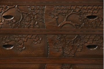 中古　伝統工芸・軽井沢彫り　大坂屋製　満開に咲く桜の彫りが見事な整理タンス(引き出し、チェスト、洋服タンス)(R-048133)