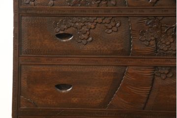 中古　伝統工芸・軽井沢彫り　大坂屋製　満開に咲く桜の彫りが見事な整理タンス(引き出し、チェスト、洋服タンス)(R-048133)