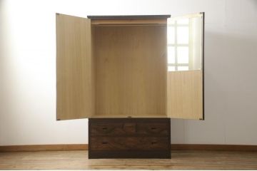 中古　伝統工芸・軽井沢彫り　大坂屋製　満開に咲く桜の彫りが見事なワードローブ(洋服タンス)(R-048139)
