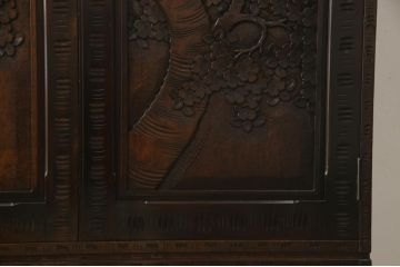 中古　伝統工芸・軽井沢彫り　大坂屋製　満開に咲く桜の彫りが見事なワードローブ(洋服タンス)(R-048139)