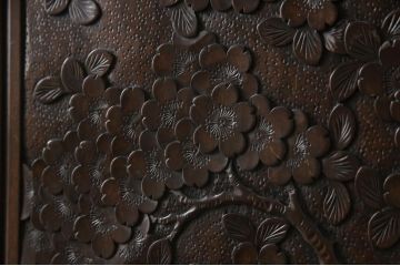 中古　伝統工芸・軽井沢彫り　大坂屋製　満開に咲く桜の彫りが見事なワードローブ(洋服タンス)(R-048139)