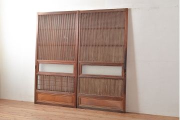 アンティーク建具　腰板ケヤキ材　整然と並ぶ縦桟が和の風情漂う裏障子付き格子戸2枚セット(引き戸、建具)(R-048140)
