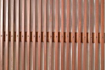 アンティーク建具　腰板ケヤキ材　整然と並ぶ縦桟が和の風情漂う裏障子付き格子戸2枚セット(引き戸、建具)(R-048140)