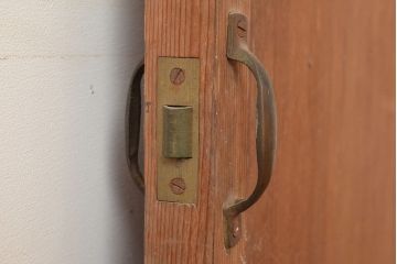 アンティーク建具　モールガラスがノスタルジックな雰囲気を高めるヒノキ材製のドア(扉、建具)(R-048145)