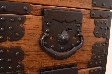 和製アンティーク　総桐材　立派な金具が目を引く上手物の重ね箪笥(衣装箪笥、時代箪笥、収納箪笥、和タンス)(R-048148)