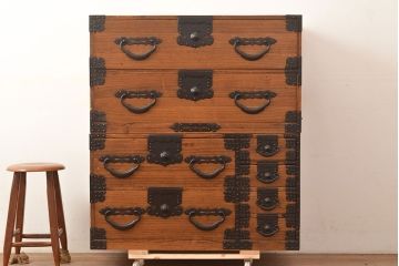 和製アンティーク　総桐材　立派な金具が目を引く上手物の重ね箪笥(衣装箪笥、時代箪笥、収納箪笥、和タンス)(R-048148)