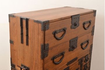 和製アンティーク　総桐材　立派な金具が目を引く上手物の重ね箪笥(衣装箪笥、時代箪笥、収納箪笥、和タンス)(R-048148)