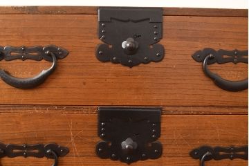 和製アンティーク　総桐材　立派な金具が目を引く上手物の重ね箪笥(衣装箪笥、時代箪笥、収納箪笥、和タンス)(R-048148)