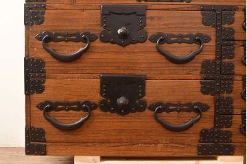 和製アンティーク　総桐材　立派な金具が目を引く上手物の重ね箪笥(衣装箪笥、時代箪笥、収納箪笥、和タンス)(R-048148)
