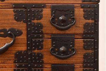 和製アンティーク　総桐材　立派な金具が目を引く上手物の重ね箪笥(衣装箪笥、時代箪笥、収納箪笥、和タンス)(R-048148)