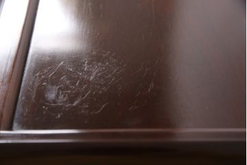 昭和レトロ　鳥と梅の図柄が可憐なカリン材製の飾り棚(茶棚、収納棚、花梨材)(R-048153)