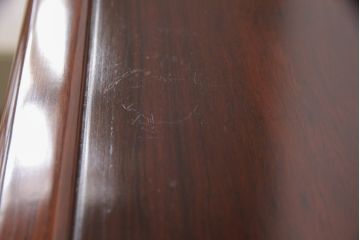 昭和レトロ　鳥と梅の図柄が可憐なカリン材製の飾り棚(茶棚、収納棚、花梨材)(R-048153)