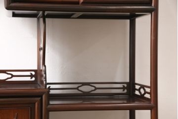 昭和レトロ　鳥と梅の図柄が可憐なカリン材製の飾り棚(茶棚、収納棚、花梨材)(R-048153)