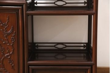 昭和レトロ　鳥と梅の図柄が可憐なカリン材製の飾り棚(茶棚、収納棚、花梨材)(R-048153)