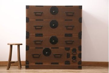 和製アンティーク　総桐材　黒々とした金具が貫禄のある新潟県産の重ね箪笥(時代箪笥、衣装箪笥、古箪笥、桐箪笥、桐たんす)(R-048154)