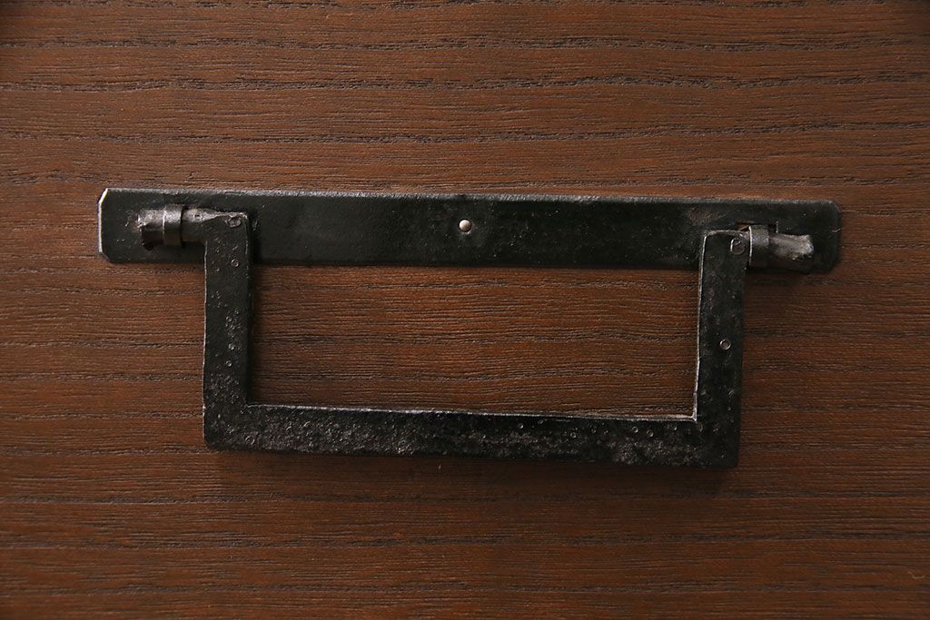 和製アンティーク　総桐材　黒々とした金具が貫禄のある新潟県産の重ね箪笥(時代箪笥、衣装箪笥、古箪笥、桐箪笥、桐たんす)(R-048154)