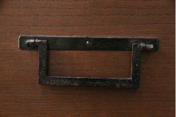 和製アンティーク　総桐材　黒々とした金具が貫禄のある新潟県産の重ね箪笥(時代箪笥、衣装箪笥、古箪笥、桐箪笥、桐たんす)(R-048154)