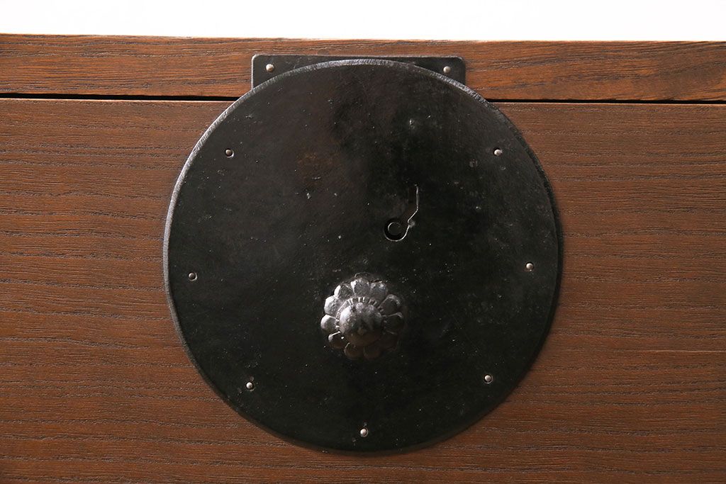 和製アンティーク　総桐材　黒々とした金具が貫禄のある新潟県産の重ね箪笥(時代箪笥、衣装箪笥、古箪笥、桐箪笥、桐たんす)(R-048154)
