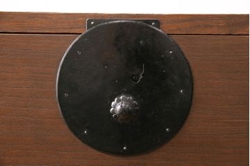 和製アンティーク　総桐材　黒々とした金具が貫禄のある新潟県産の重ね箪笥(時代箪笥、衣装箪笥、古箪笥、桐箪笥、桐たんす)(R-048154)