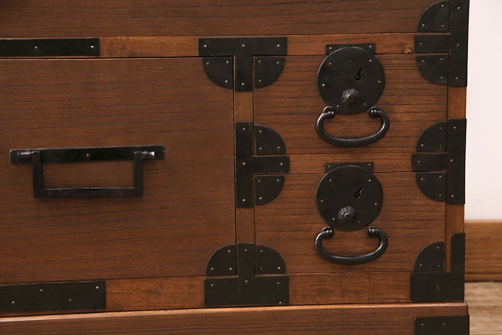 和製アンティーク　総桐材　黒々とした金具が貫禄のある新潟県産の重ね箪笥(時代箪笥、衣装箪笥、古箪笥、桐箪笥、桐たんす)(R-048154)