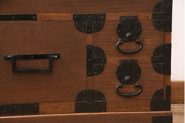 和製アンティーク　総桐材　黒々とした金具が貫禄のある新潟県産の重ね箪笥(時代箪笥、衣装箪笥、古箪笥、桐箪笥、桐たんす)(R-048154)