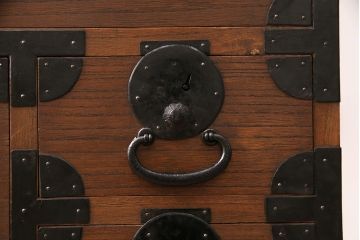 和製アンティーク　総桐材　黒々とした金具が貫禄のある新潟県産の重ね箪笥(時代箪笥、衣装箪笥、古箪笥、桐箪笥、桐たんす)(R-048154)