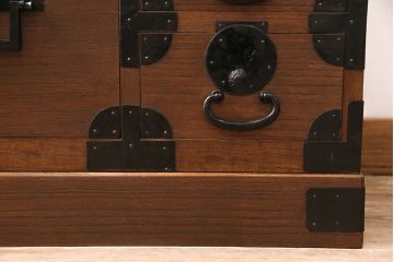 和製アンティーク　総桐材　黒々とした金具が貫禄のある新潟県産の重ね箪笥(時代箪笥、衣装箪笥、古箪笥、桐箪笥、桐たんす)(R-048154)