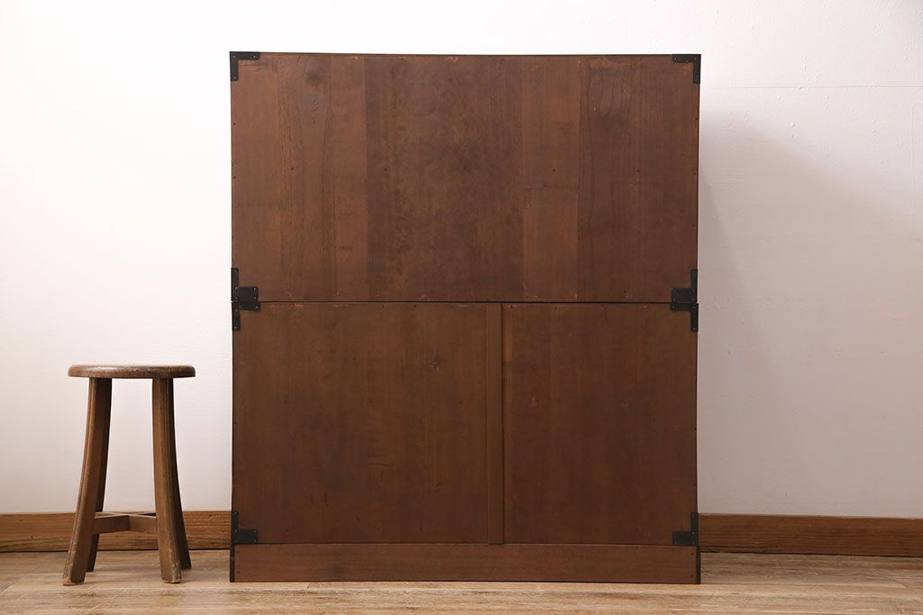 和製アンティーク　総桐材　黒々とした金具が貫禄のある新潟県産の重ね箪笥(時代箪笥、衣装箪笥、古箪笥、桐箪笥、桐たんす)(R-048154)