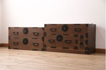 和製アンティーク　総桐材　黒々とした金具が貫禄のある新潟県産の重ね箪笥(時代箪笥、衣装箪笥、古箪笥、桐箪笥、桐たんす)(R-048154)