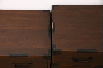 和製アンティーク　総桐材　黒々とした金具が貫禄のある新潟県産の重ね箪笥(時代箪笥、衣装箪笥、古箪笥、桐箪笥、桐たんす)(R-048154)