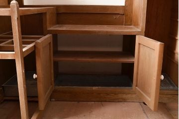 昭和レトロ　ナラ材　玄関に置くだけ!フックや戸棚が付いた珍しいデザインの傘立て(下駄箱、カサ立て、コートハンガー、帽子掛け)(R-048183)