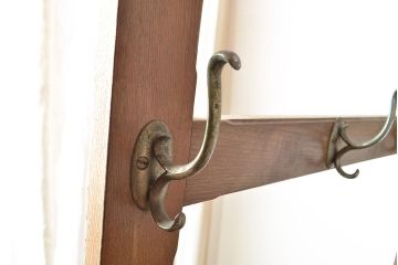 昭和レトロ　ナラ材　玄関に置くだけ!フックや戸棚が付いた珍しいデザインの傘立て(下駄箱、カサ立て、コートハンガー、帽子掛け)(R-048183)