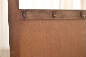 昭和レトロ　ナラ材　玄関に置くだけ!フックや戸棚が付いた珍しいデザインの傘立て(下駄箱、カサ立て、コートハンガー、帽子掛け)(R-048183)