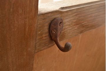 昭和レトロ　ナラ材　玄関に置くだけ!フックや戸棚が付いた珍しいデザインの傘立て(下駄箱、カサ立て、コートハンガー、帽子掛け)(R-048183)