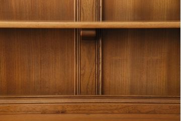 ヴィンテージ　ERCOL(アーコール)　Old Colonial(オールドコロニアル)　イギリスより買い付けました!洗練された気品が漂うカップボード(本棚、ブックシェルフ、食器棚、ビンテージ)(R-048193)