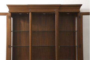 中古　DREXEL HERITAGE(ドレクセルヘリテイジ)　FRANCESCA(フランチェスカ)シリーズ　China(チャイナ)　照明付き!気品溢れる佇まいが魅力のキャビネット(ガラスケース、食器棚、飾り棚、収納棚)(定価約138万円)(R-048195)