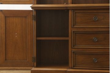 中古　DREXEL HERITAGE(ドレクセルヘリテイジ)　FRANCESCA(フランチェスカ)シリーズ　China(チャイナ)　照明付き!気品溢れる佇まいが魅力のキャビネット(ガラスケース、食器棚、飾り棚、収納棚)(定価約138万円)(R-048195)