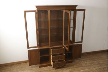 中古　DREXEL HERITAGE(ドレクセルヘリテイジ)　FRANCESCA(フランチェスカ)シリーズ　China(チャイナ)　照明付き!気品溢れる佇まいが魅力のキャビネット(ガラスケース、食器棚、飾り棚、収納棚)(定価約138万円)(R-048195)