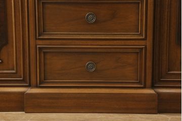 中古　DREXEL HERITAGE(ドレクセルヘリテイジ)　FRANCESCA(フランチェスカ)シリーズ　China(チャイナ)　照明付き!気品溢れる佇まいが魅力のキャビネット(ガラスケース、食器棚、飾り棚、収納棚)(定価約138万円)(R-048195)