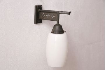 アンティーク照明　柔らかな光でリラックスできる空間を!花の透かしがアクセントのウォールランプ(壁掛け照明、壁付け照明)(R-048196)