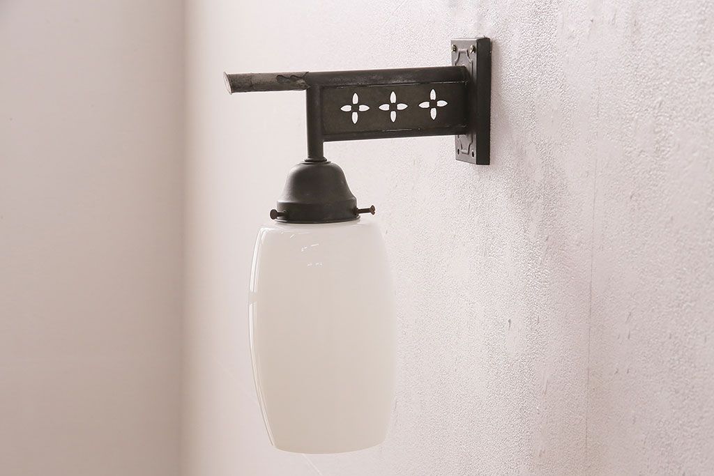 アンティーク照明　柔らかな光でリラックスできる空間を!花の透かしがアクセントのウォールランプ(壁掛け照明、壁付け照明)(R-048196)