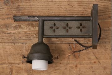 アンティーク照明　柔らかな光でリラックスできる空間を!花の透かしがアクセントのウォールランプ(壁掛け照明、壁付け照明)(R-048196)