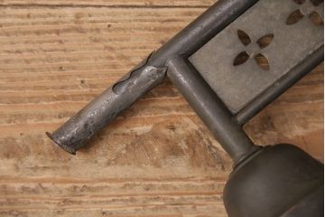 アンティーク照明　柔らかな光でリラックスできる空間を!花の透かしがアクセントのウォールランプ(壁掛け照明、壁付け照明)(R-048196)